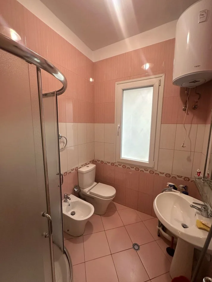 Tirane, jepet me qera apartament 2+1 Kati 1, 131 m² 600 € (Brryli)