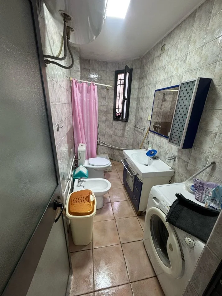 Tirane, jap me qera apartament 1+1 Kati 2, 60 m² (Rruga e Durresit, afer Ambasades Polake)