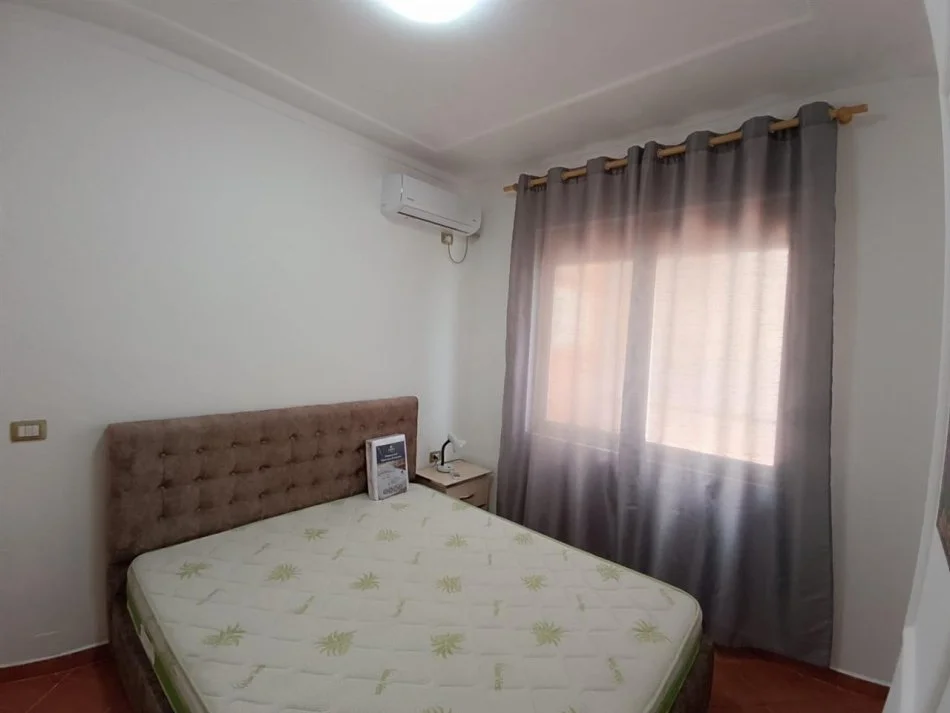 Tirane, jap me qera apartament 1+1+Ballkon Kati 2, 50 m² 500 € (Liqeni i Thate, Rruga Peti, afer Hotel Sokrati)