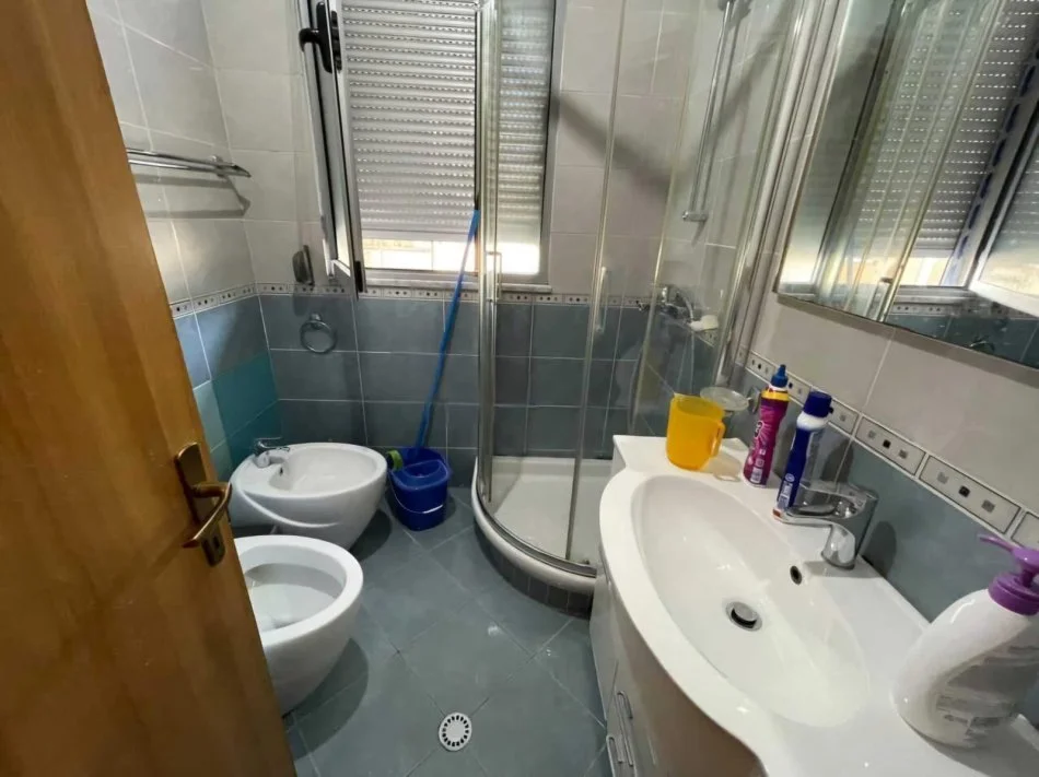 Tirane, jepet me qera apartament 1+1+Ballkon Kati 4, 65 m² 450 € (Rruga e Elbasanit, prane Higjenes)