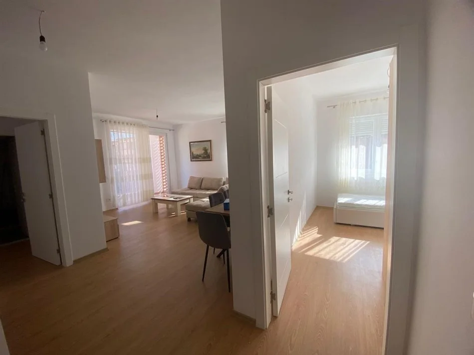 Tirane, jap me qera apartament 2+1+Ballkon Kati 3, 100 m² 600 € (Rruga e Dibres, mbi QSUT)