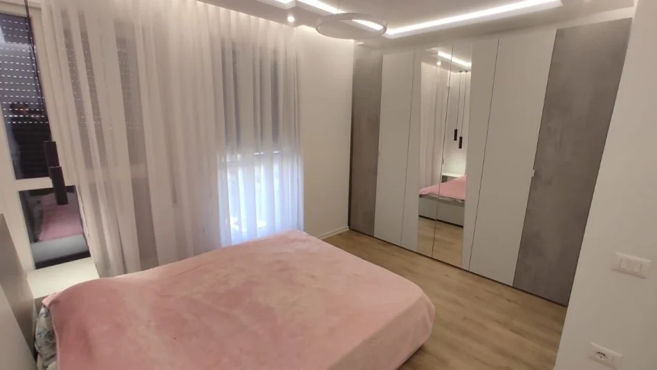 Tirane, jepet me qera apartament 1+1+Ballkon Kati 5, 65 m² 550 € (Don Bosko, Trio Tower Residence)