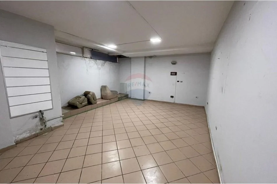 Tirane, shitet dyqan Kati 0, 20 m² (Rr Irfan Tomini)