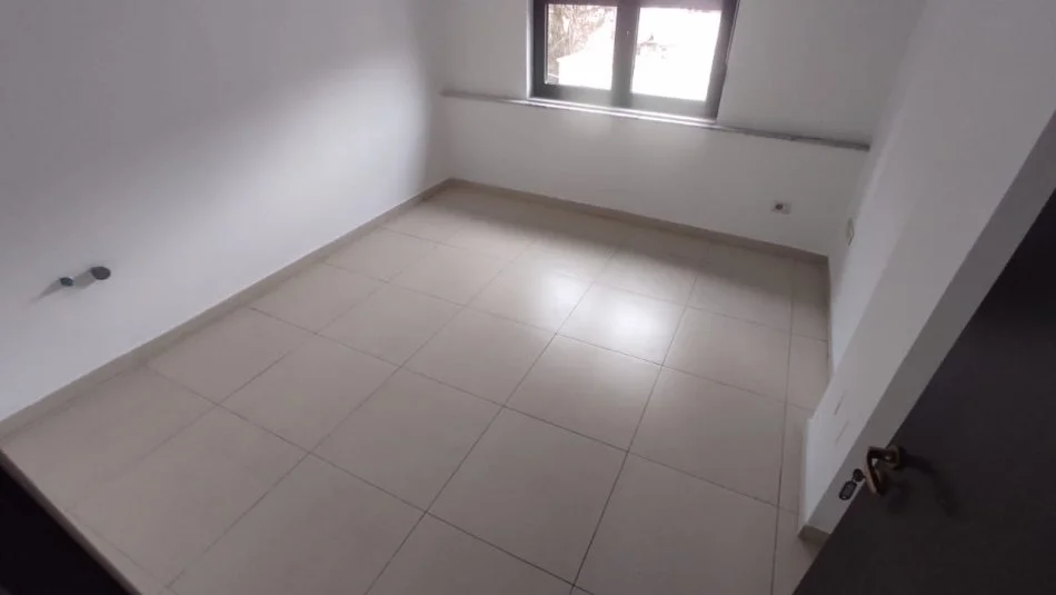 Tirane, jepet me qera zyre Kati 3, 115 m² 1.000 € (Brryli, Rruga Bardhyl)