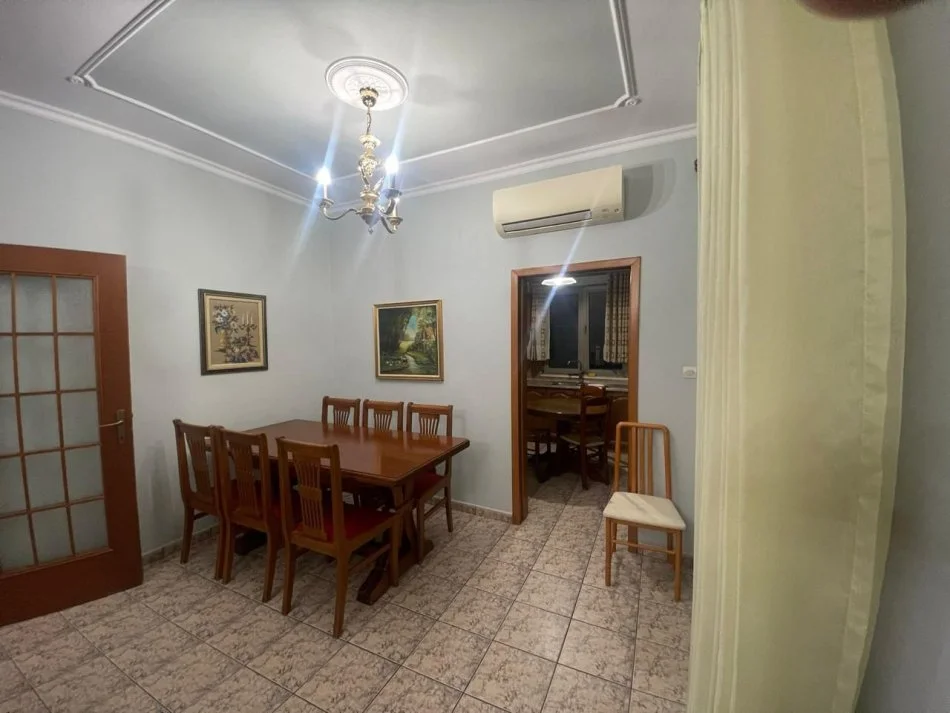 Tirane, jap me qera apartament 2+1+Ballkon Kati 2, 114 m² (Ish Tregu Elektrik)