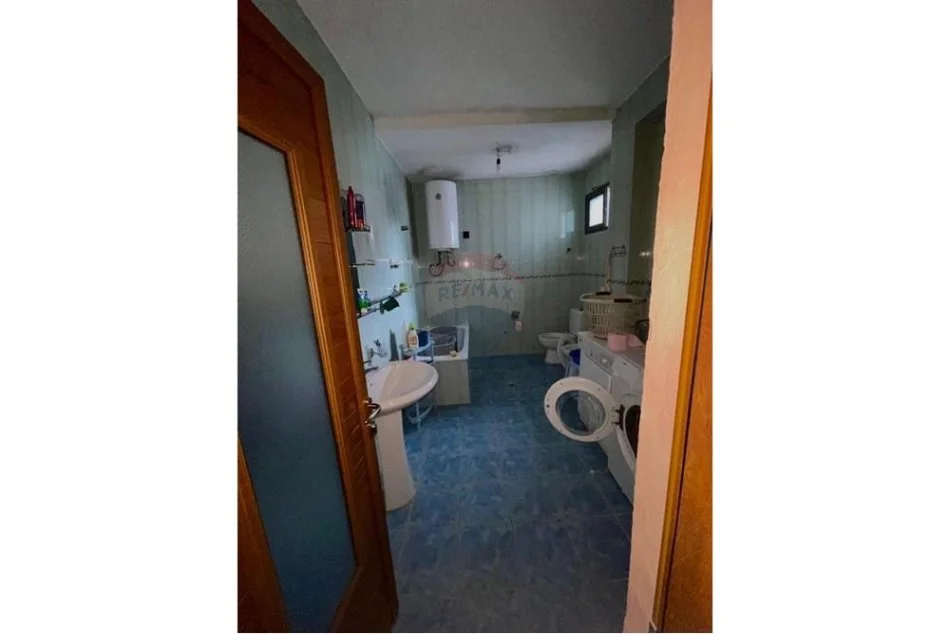 Tirane, jepet me qera apartament 2+1 Kati 2, 140 m² 350 € (Ali Demi)