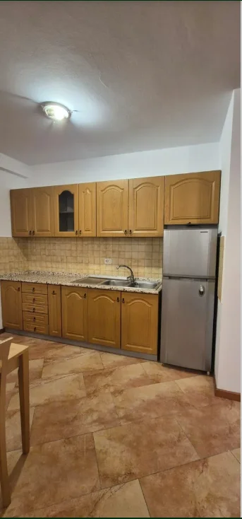 Tirane, jepet me qera apartament 3+1 Kati 3, 135 m² 1.100 € (Myslym Shyri)
