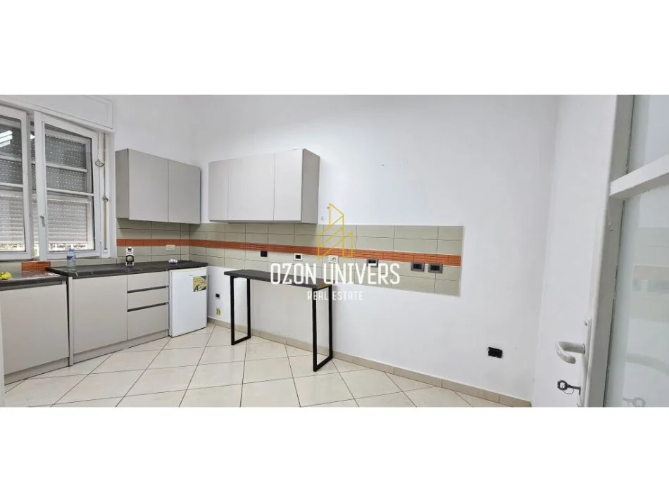 Tirane, jepet me qera ambjent biznesi Kati 0, 209 m² 2.300 €