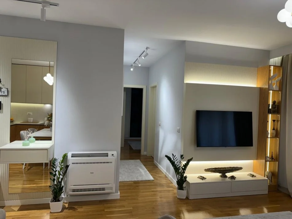 Tirane, jap me qera apartament 1+1+Ballkon Kati 1, 75 m² 1.000 € (Rruga e Barrikadave)