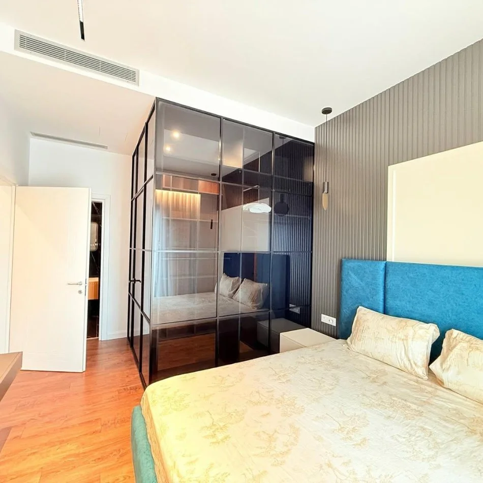 Tirane, jepet me qera apartament 3+1 Kati 8, 140 m² 2.500 € (21 Dhjetori)