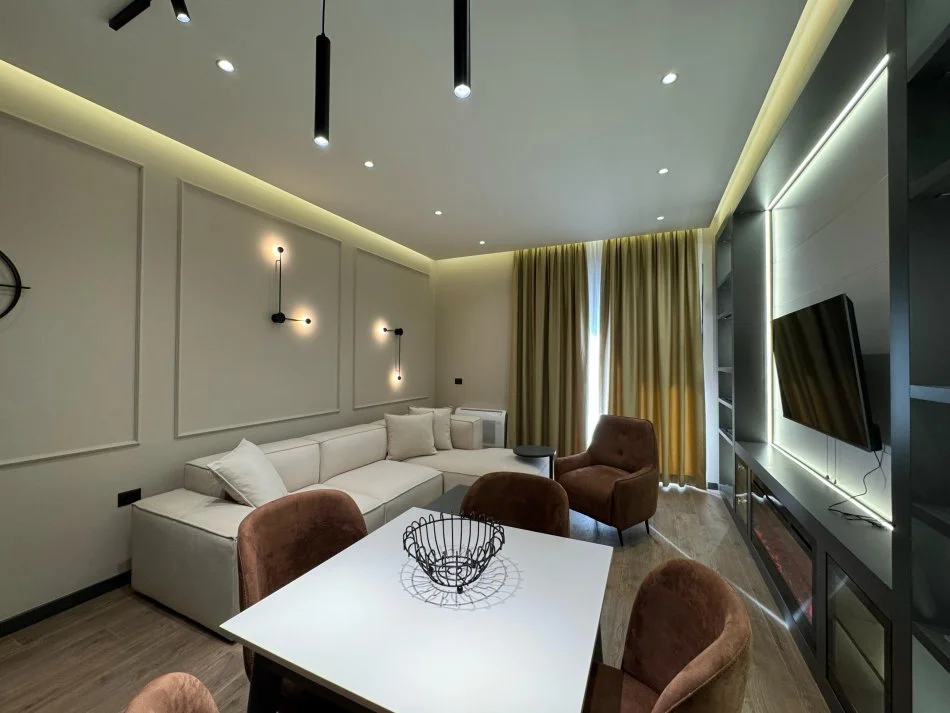 Tirane, jepet me qera apartament 1+1+Ballkon Kati 4, 78 m² 900 € (Kompleksi Delijorgji, Rruga e Kavajës)