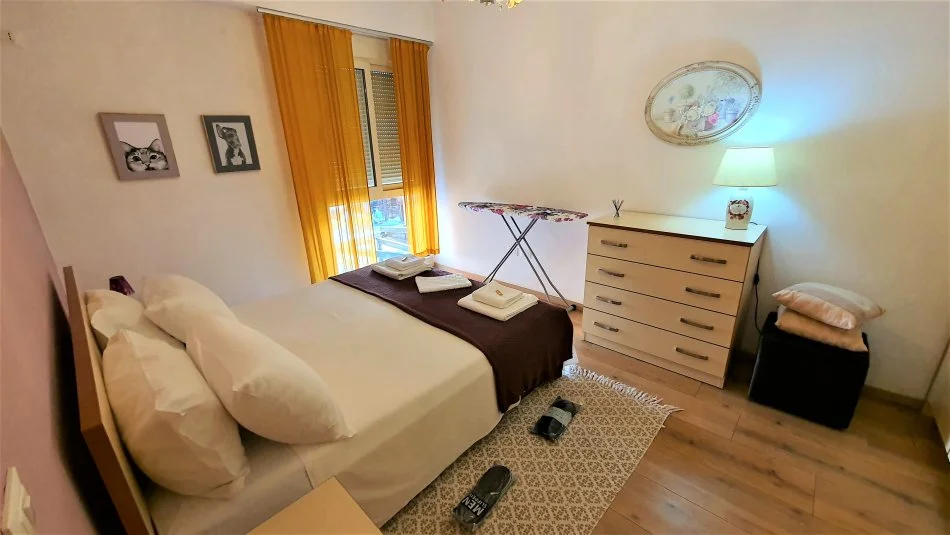 Tirane, jepet me qera apartament 1+1+Ballkon Kati 2, 71 m² 750 € (Rruga Kavajes)