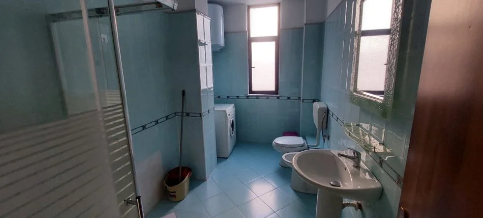 Tirane, jepet me qera apartament 1+1 Kati 5, 70 m² 500 € (Rruga e Elbasanit)