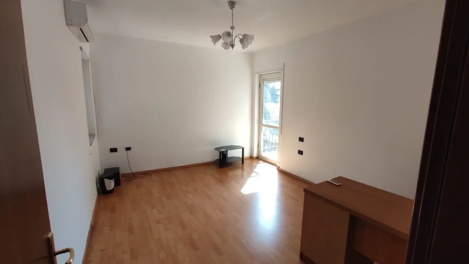 Tirane, jepet me qera zyre Kati 4, 150 m² 1.600 € (Rruga e Elbasanit)