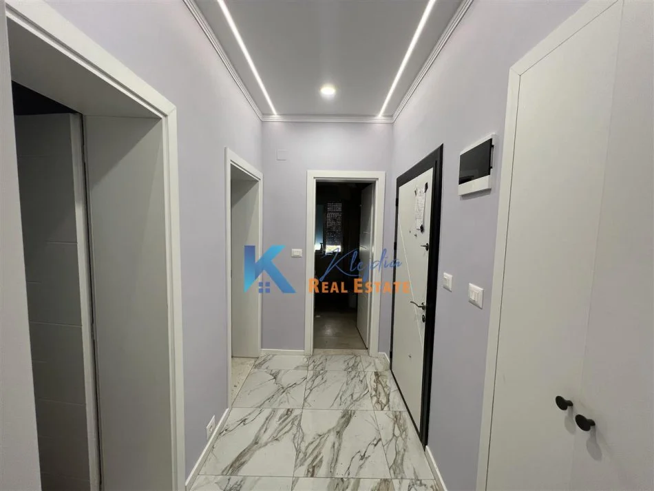 Tirane, jap me qera zyre Kati 3, 90 m² 1.000 € (Bllok, afer shkolles 11 Janari)