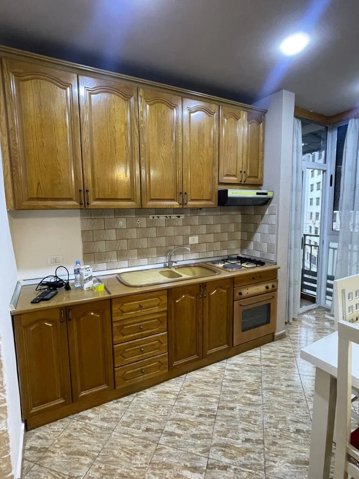 Tirane, jepet me qera apartament 2+1+Ballkon Kati 3, 70 m² 570 € (Zog te Zi)