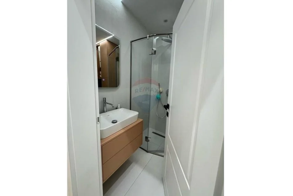 Tirane, jepet me qera apartament 1+1 Kati 1, 65 m² 450 € (5 Maj)