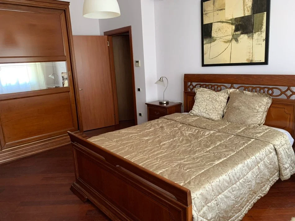 Tirane, jepet me qera apartament 2+1+Ballkon Kati 8, 100 m² 1.300 € (Bllok, prane Librit Universitar)