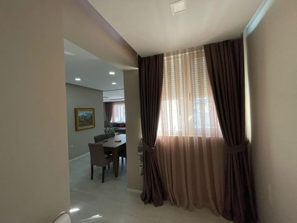 Tirane, jepet me qera apartament 3+1+Ballkon Kati 4, 180 m² 1.300 € (Liqeni i Thate, Kompleksi FZ)