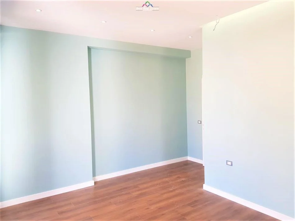 Tirane, jepet me qera zyre Kati 4, 110 m² 850 € (Qender, Rruga e Barrikadave)