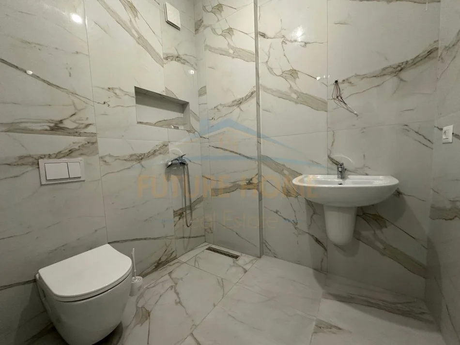 Tirane, jepet me qera apartament 2+1+Aneks+Ballkon Kati 1, 95 m² 700 € (myslym shyri)