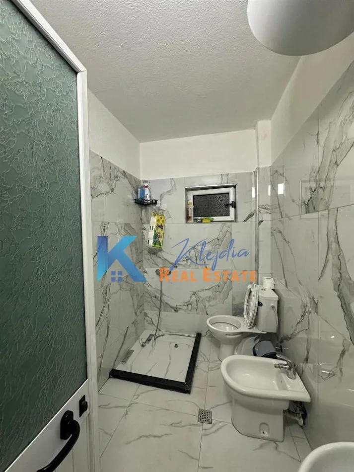 Tirane, jap me qera apartament 1+1+Ballkon Kati 4, 65 m² 450 € (Mbi Maternitetin e Ri)