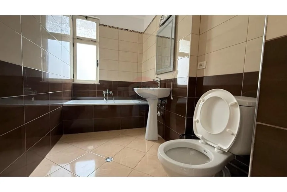 Tirane, jepet me qera apartament 2+1 Kati 1, 95 m² 500 € (Yzberisht)