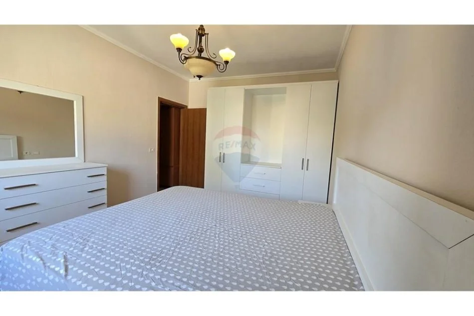 Tirane, jepet me qera apartament 1+1 Kati 3, 65 m² 550 € (Garda)