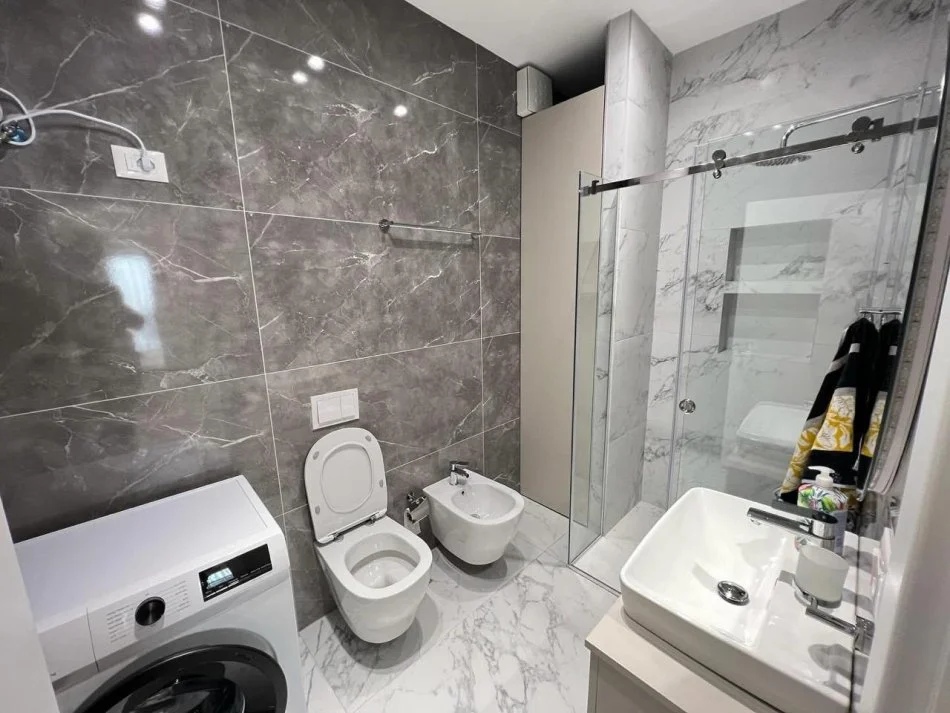 Tirane, jepet me qera apartament 1+1 Kati 20, 80 m² 1.000 € (Rruga e Kavajes)