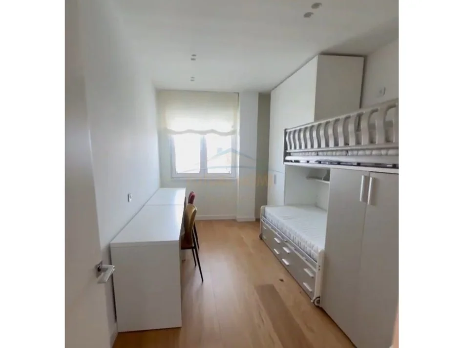 Tirane, jepet me qera apartament 3+1+Aneks+Ballkon Kati 10, 160 m² 2.500 € (garda bllok)