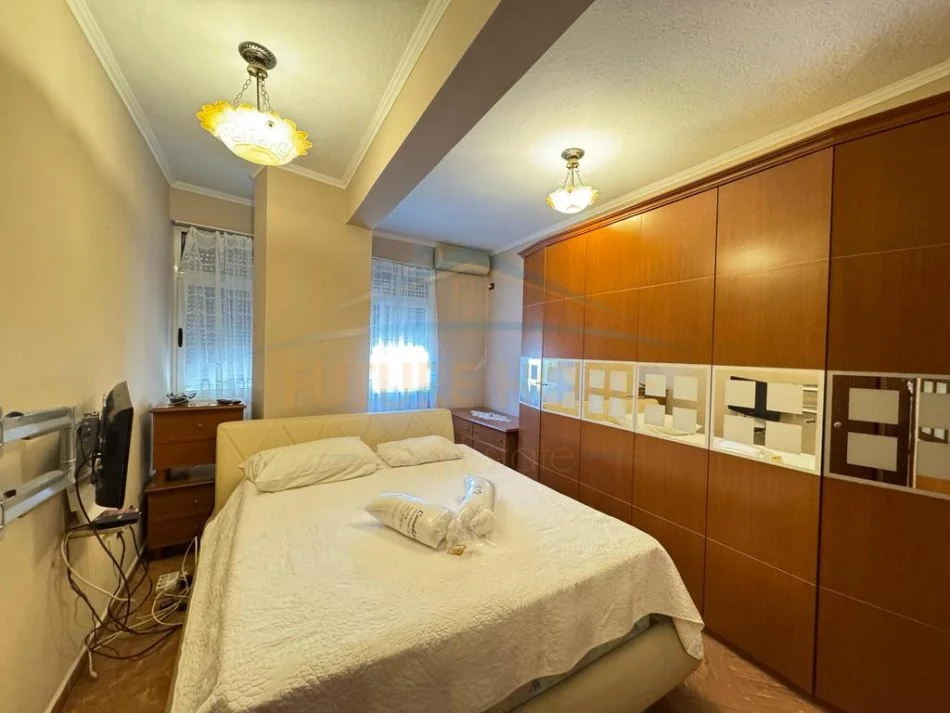 Tirane, jepet me qera 2+1 , 150 m² 900 € (QENDER)
