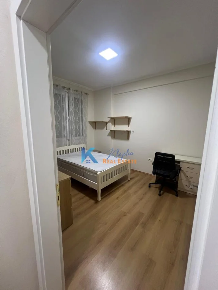 Tirane, jap me qera apartament 2+1+Ballkon Kati 4, 85 m² 600 € (Fusha e Aviacionit, afer shkolles Dhora Leka)