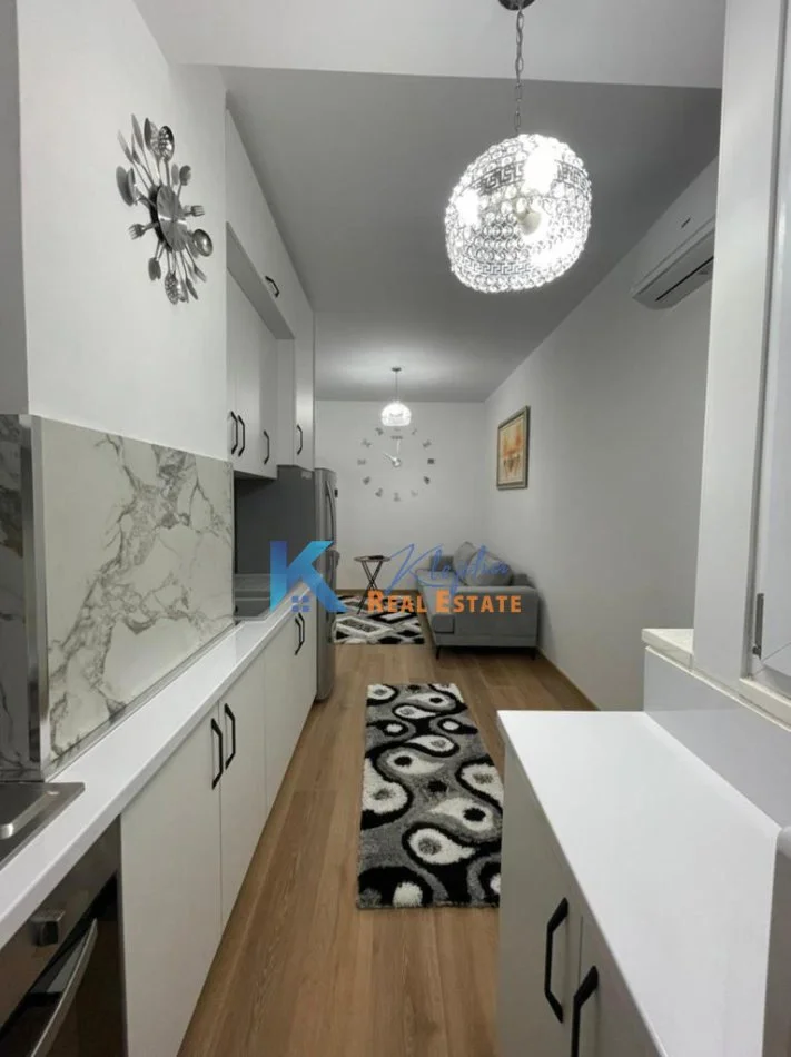 Tirane, jap me qera apartament 1+1 Kati 4, 55 m² (mbi Brrylin, afer pasticeri Tito, rruga Endri Keko)