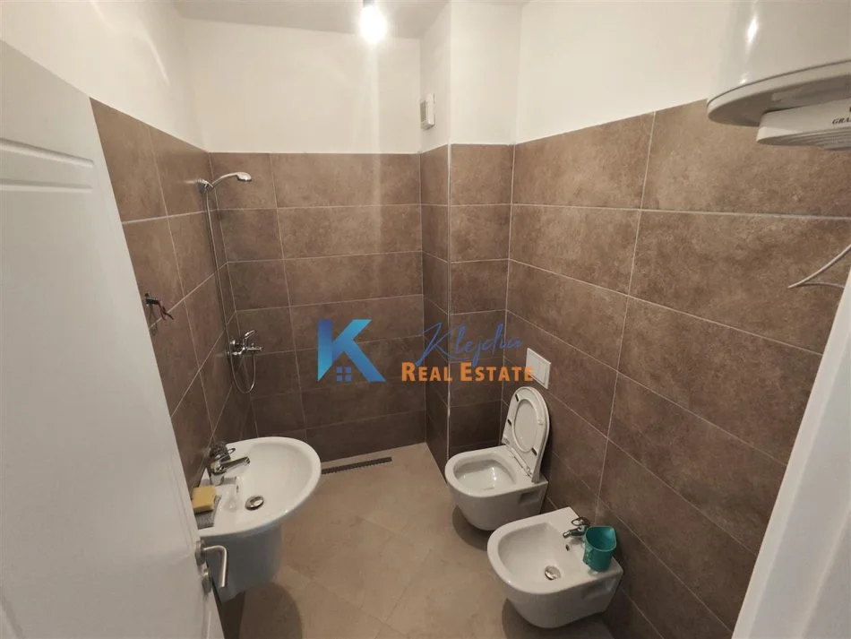 Tirane, jap me qera apartament 2+1+Ballkon Kati 3, 105 m² (Don Bosko, Rezidenca Drini A)