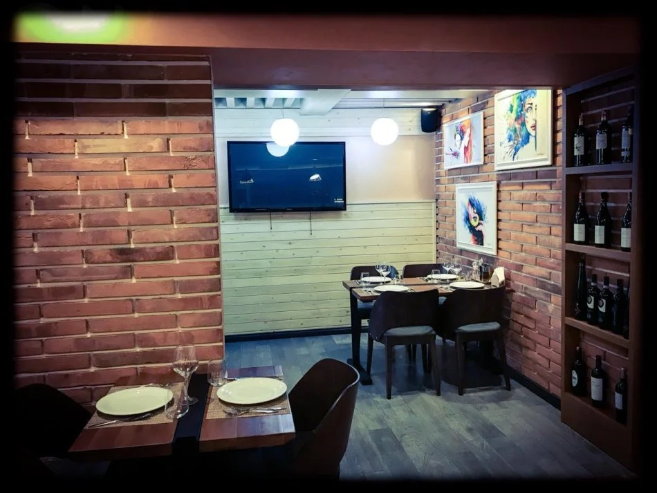 Tirane, jepet me qera bar-resorant Kati 0, 160 m² 2.000 € (Rruga e Durresit)