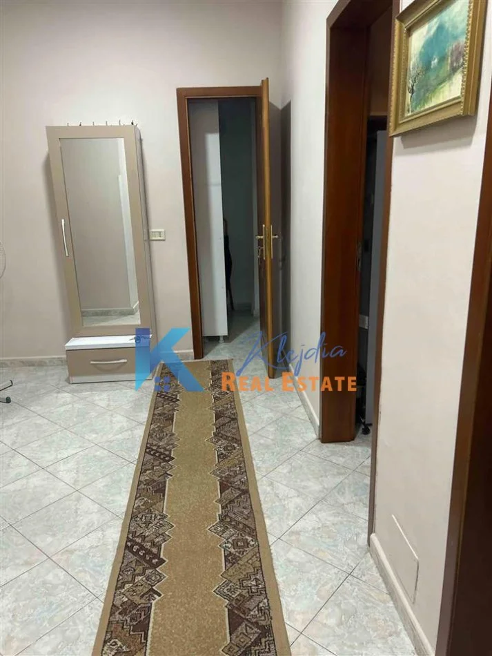 Tirane, jap me qera apartament 1+1+Ballkon Kati 3, 70 m² (prane rruges Bardhyl, te shkolla 4 Deshmoret)