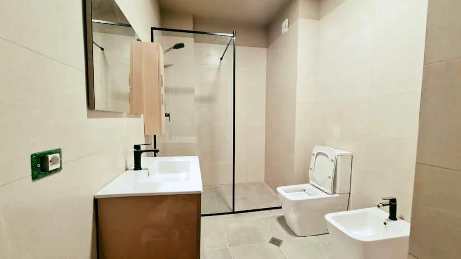 Tirane, jepet me qera apartament 1+1+Ballkon Kati 2, 68 m² 450 € (Sauk)