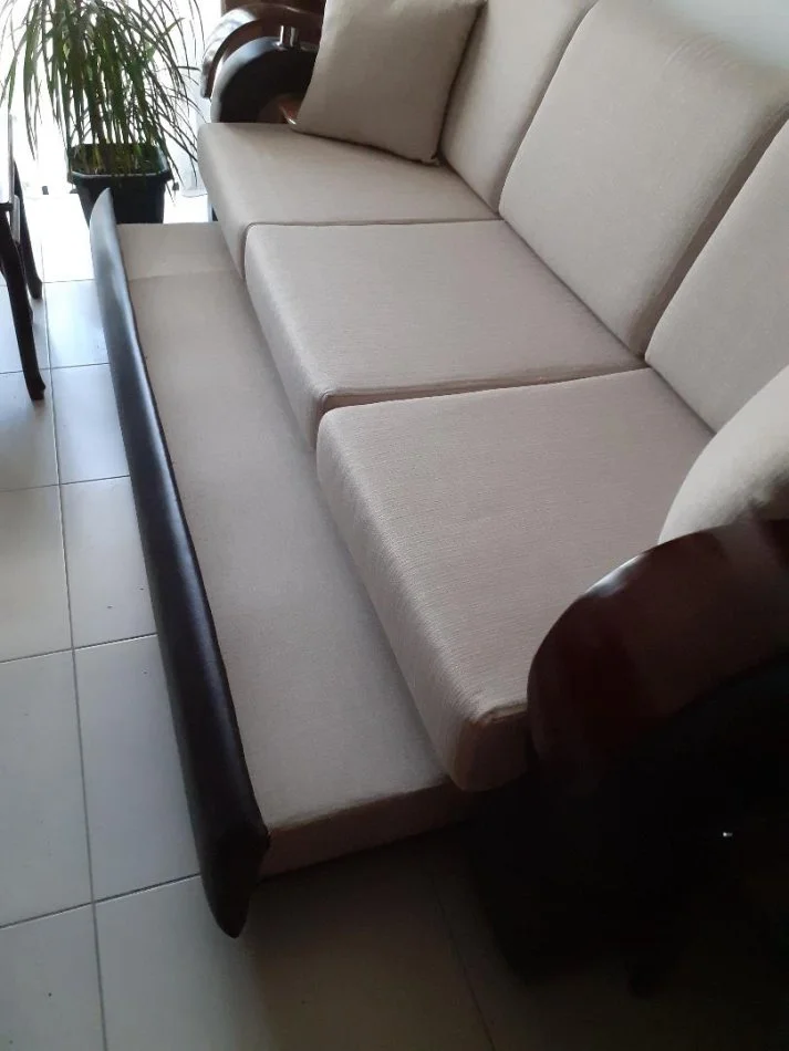 Shitet komplet kolltuqesh me krevat te brendshem 45,000 leke (460 Euro).