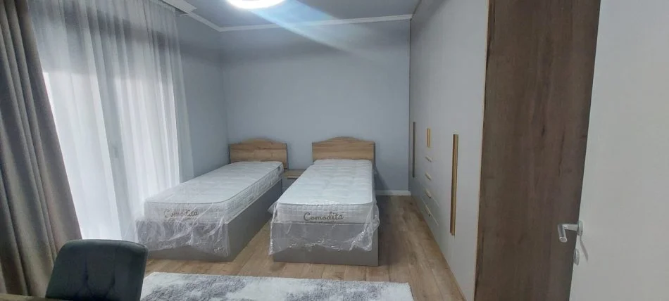 Tirane, jepet me qera apartament 2+1 Kati 3, 90 m² 1.500 € (Liqeni i Thate)