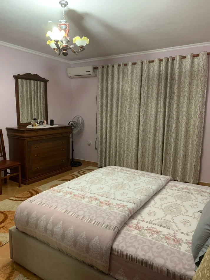 Tirane, jepet me qera apartament 3+1 Kati 2, 120 m² 700 € (Selite)