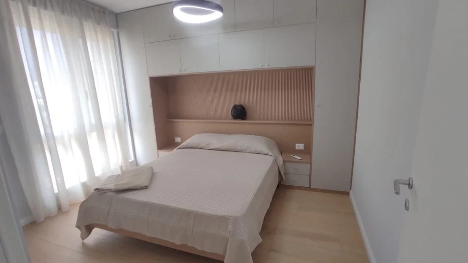 Tirane, jepet me qera apartament 1+1+Ballkon Kati 5, 55 m² 600 € (Xhamia e Tabakeve, prane Klinikes Glozheni)