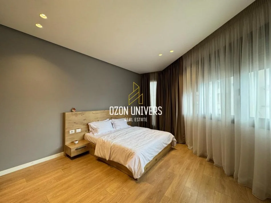 Tirane, shiten tre apartament 1+1+Ballkon Kati 4, 217 m² (Rruga e Barrikadave)