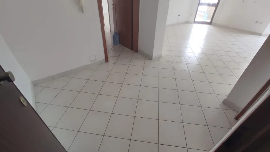 Tirane, jepet me qera zyre Kati 4, 110 m² 500 € (Rruga e Kavajes, prane Square 21)