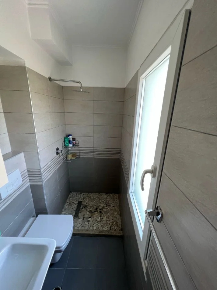 Tirane, jepet me qera apartament 1+1 Kati 2, 70 m² 650 € (Rruga Fortuzi)