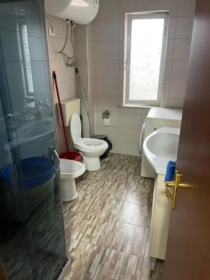 Tirane, jepet me qera apartament 1+1 Kati 5, 65 m² 500 € (Rruga Myslym Shyri)