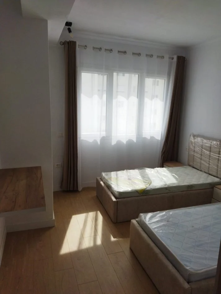 Tirane, jepet me qera apartament 2+1+Ballkon Kati 8, 100 m² 700 € (ish Fusha e Aviacionit, River Residence)