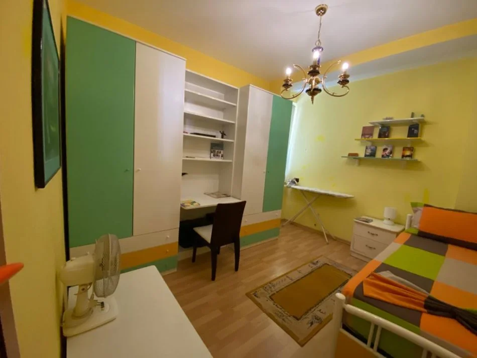 Tirane, jap me qera apartament 2+1+Ballkon Kati 2, 90 m² 650 € (Rruga Fortuzi)