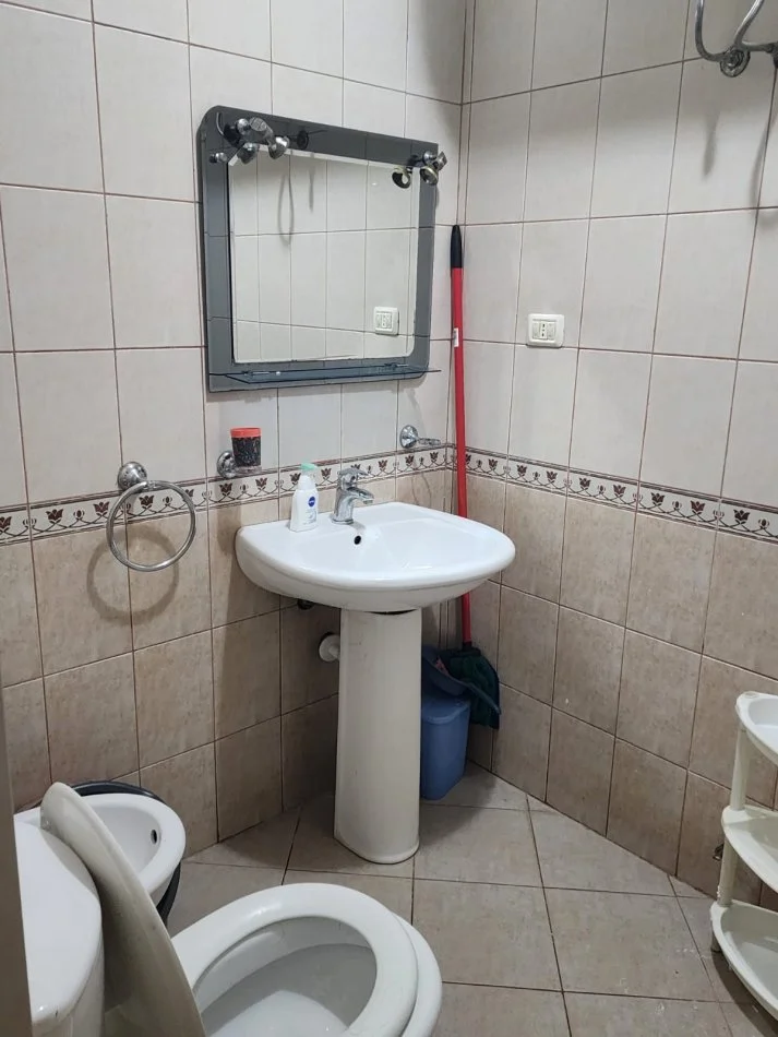 Tirane, jepet me qera apartament 1+1+Ballkon , 70 m² 500 € ne Qender ( Pazari i Ri )