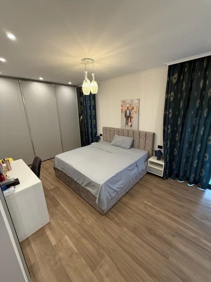 Tirane, jepet me qera apartament 2+1 Kati 1, 150 m² 1.700 € (Teg)