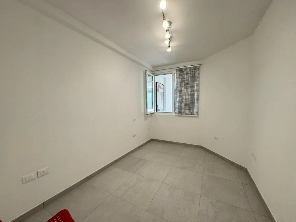 Tirane, jepet me qera apartament 2+1+Ballkon Kati 4, 80 m² 600 € (Ish Ekspozita)